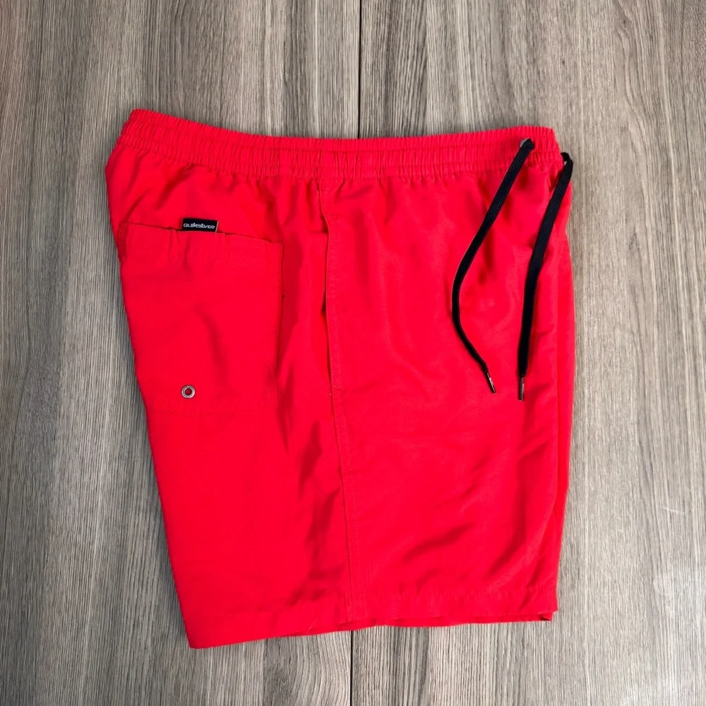Quiksilver Red Swim Trunks Men’s Medium Board Shorts Lined Inseam: 7”